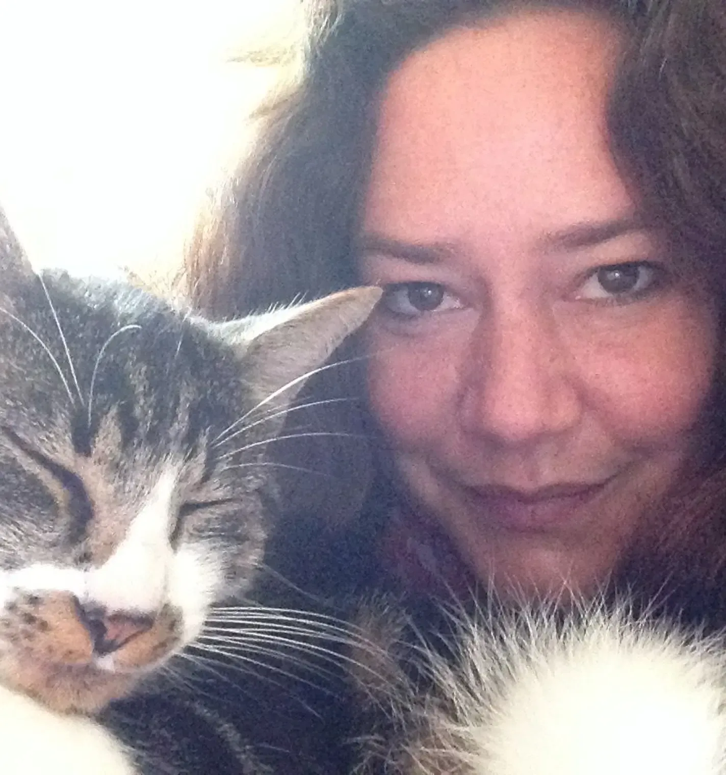 Virginie, comportementaliste chat, avec un chat